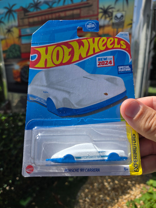Porsche 911 Carrera keychain - white