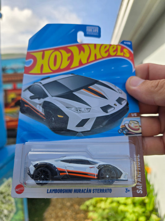 Lamborghini Huracan Sterrato - white