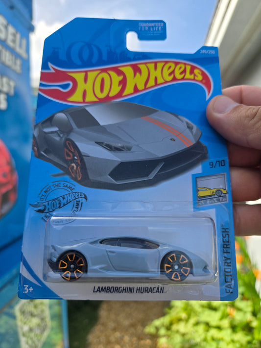 Lamborghini Huracan – light gray