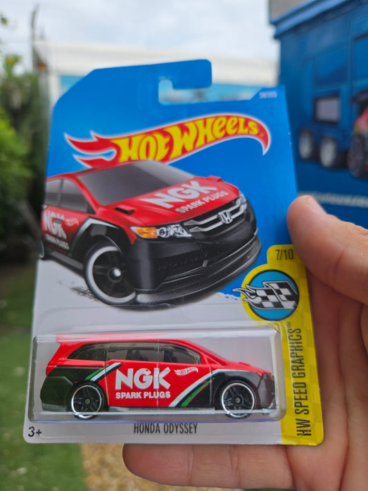 Honda Odyssey van - red/black