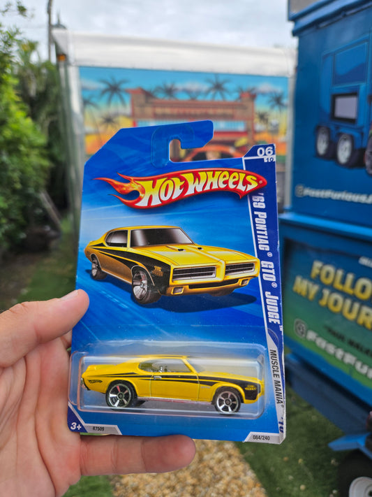 1969 Pontiac GTO judge  – yellow