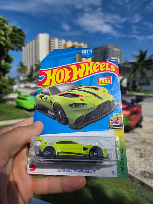 Aston Martin Vantage GTE – highlighter, yellow
